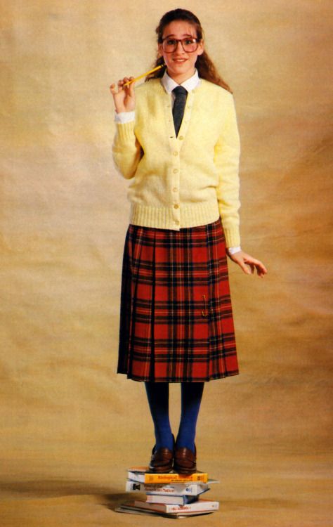 Sarah Jessica Parker photographed by Carlo Meconi for Seventeen magazine, August 1983. 80s Preppy Fashion, Yuppie Style, 1983 Fashion, 80s Chic, 80s Preppy, Look 80s, Women In Tie, Nerd Outfits, 80s Girl