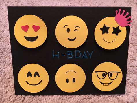 Emoji bday card Diy Cards For Birthday, Diy Friend, Ideas Birthday Card, Emoji Birthday, Birthday Decorations Kids, Happy Cards, Friends Diy, Diy Birthday Decorations, Punch Board