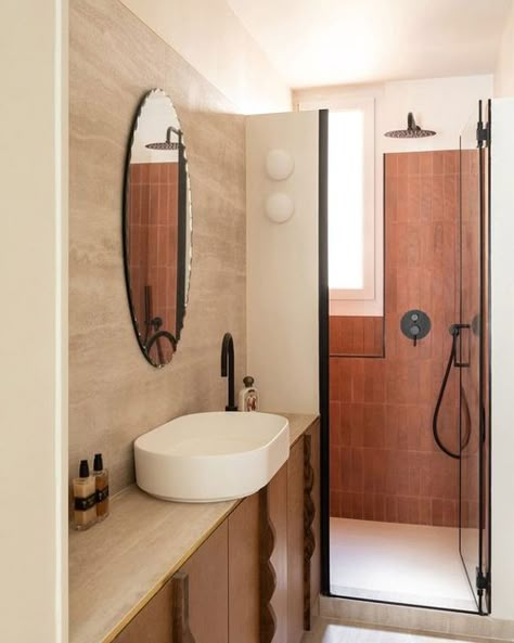 Terracotta Bathroom Ideas, Black Shower Fixtures, Terracotta Bathroom, Paris Bathroom, Paris Interiors, Small Bathroom Interior, 1930s House, Baby Bathroom, Shower Fixtures