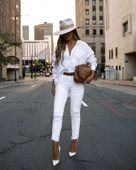 TOP 15+ IDEAS De Como Combinar Jeans Blancos Moda Over 40, Mia Mia Mine, Mia Mia, White Linen Shirt, Classic White Shirt, All White Outfit, Denim Wear, White Outfits, Mode Inspiration