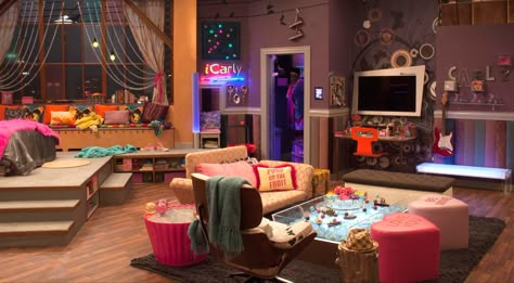 Icarly Bedroom, Bedroom Set Design, Icarly Victorious, Movie Bedroom, Dan Schneider, Zoey 101, Dorm Design, Disney Rooms, Icarly