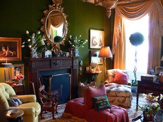 Dark Green Bedrooms, Celebrity Interior Design, Green Bedrooms, Mario Buatta, Romantic Interior, Upholstered Walls, American Interior, English Country Style, New York City Apartment