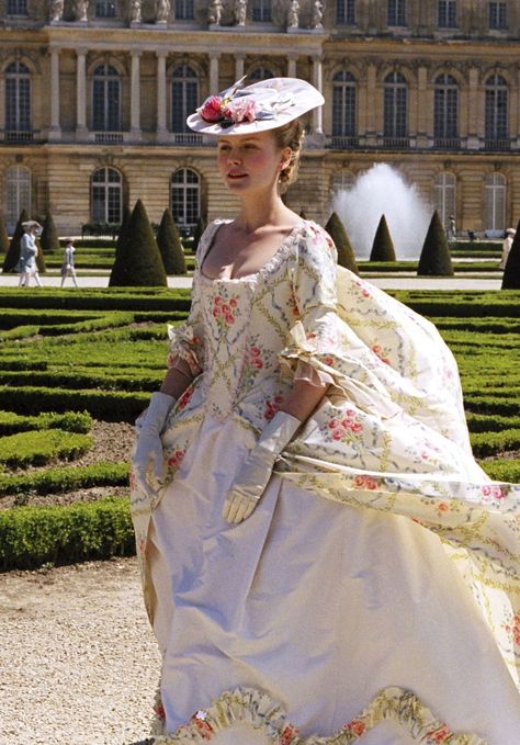 Marie Antoinette Dress, Marie Antoinette Aesthetic, Marie Antoinette Movie, Marie Antoinette Costume, Marie Antoinette Dresses, Marie Antoinette 2006, Antoinette Dress, Rococo Fashion, Century Dress