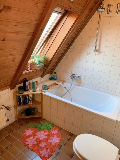 Cottagecore Bathroom Apartment, Bathroom Aesthetic Colorful, Cute Bathrooms Aesthetic, Small Cottagecore Bathroom, Strawberry Bathroom Aesthetic, Indie Bathroom Aesthetic, 60s Bathroom Aesthetic, Kidcore Bathroom, Strawberry Themed Bathroom