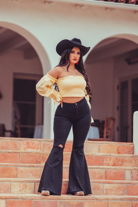 Baile Essential! Amonosss Western Latina Aesthetic, Latina Cowgirl Style Outfits, Female Rodeo Outfits, Western Mexican Outfits, Mexican Vaquera Outfit, Banda Outfit Mexican Concert, Baile Outfits Mexican, Baile Outfits Jaripeo Dresses, Ranchero Outfits Women