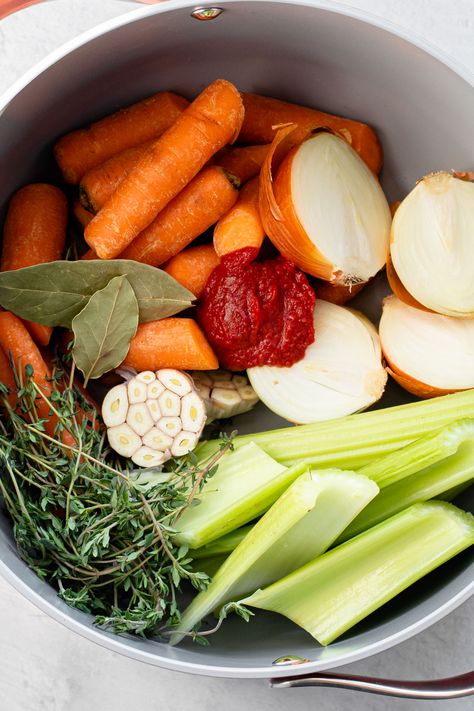 Vegetable Stock Instant Pot, Vegetable Stock Soup, How To Make Veggie Stock, Diy Vegetable Stock, Veggie Stock Recipe, Homemade Veggie Stock, Vegtable Stock, Homemade Veggie Broth, Vegetable Stock Recipe