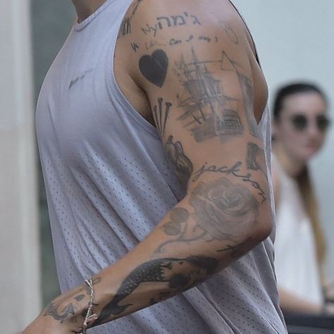 harry styles (arm tattoos, details, aesthetic) out on a run, rome, italy, july 24th 2020 Harry Styles Arm Tattoos, Harry Styles Arms, Harry Styles Details, Harry Tattoos, Harry Styles Tattoos, Details Aesthetic, Harry Styles Pictures, Arm Tattoos