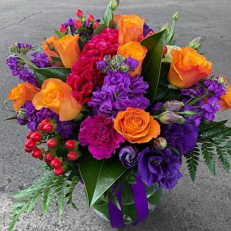 #mothersday #2022mothersday #motherday 50 Quirky mothers day floral arrangements ideas | distinctive flower decor for mother day 2022 Bright Colored Floral Arrangements, Purple And Orange Flower Arrangements, Bouquet Of Flowers In Vase, Flower Arrangements For Table, Colorful Flower Arrangements, Floral Arrangements Ideas, Bright Colored Flowers, Porch Fence, Buying Flowers