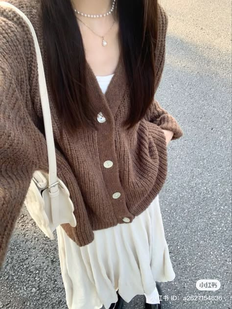 Long Skirt Outfits With Cardigan, Brown Korean Outfit, Autumn Mute Warm Outfit, Warm Aesthetic Outfit, Autumn Mute Outfit, Mute Autumn Outfits, Korean Cardigan Outfits, Douyin Clothes, Korean Fashion Brown