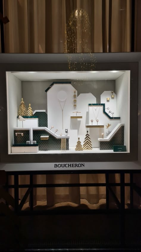 Jewellery Window Display Ideas, Visual Merchandising Displays Jewelry, Luxury Jewelry Display Store Design, Jewellery Visual Merchandising, Jewelry Visual Merchandising, Jewellery Exhibition Display, Jewellery Display Ideas Shops, Jewelry Window Display, Jewelry Shop Window