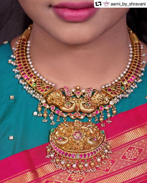 Aarni By Shravani, Kanti Necklace Designs, Kanti Necklace, Gold Arm Cuff, Kundan Jewellery Bridal, Gold Jewels Design, Pure Gold Jewellery, Antique Necklaces Design, Modern Gold Jewelry