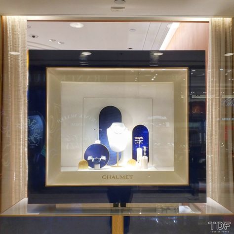 Luxury Store Window | TDF - Visual Merchandising Manufacturer Jewellery Window Display, Jewellery Props, Chaumet Bee My Love, Window Display Design, Store Window, Motion Design Animation, Design Animation, Window Displays, Art Installation