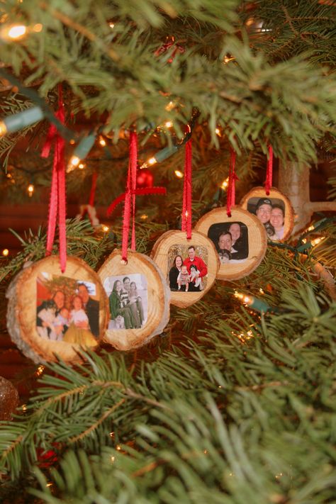 A cute idea we came up with to commemorate our Christmas tree and family for each year.  Just cut off part of the tree trunk before you set it up, drill a hole for a ribbon, take a current family picture and mod podge it on with the date on the back.  These are my favorite ornaments on the tree! Christmas Photoshoot, Tree Stump, Family Picture, Christmas Tree With Gifts, Wood Work, Christmas Advent, Mod Podge, Christmas Activities, Xmas Crafts