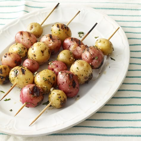 Skewered Potatoes, Aesthetic Bbq, Skewers Recipes, Potato Skewers, Ww Sides, Grilling Party, Grilled Meals, Veggie Grill, Lite Recipes