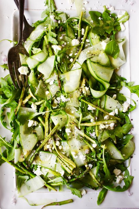 The Most BOSS Salad of All Time Cucumber Ribbons, Caprese Salad Bites, Grilled Romaine Salad, Asparagus Salad, Salad Ideas, Spring Salad, Roasted Asparagus, Easy Salads, Green Salad