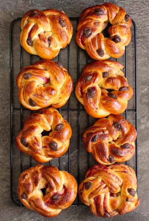 Raspberry and Chocolate Chip Brioche Rolls Breakfast Brioche, Chocolate Buns, Brioche Bread Recipe, French Pastries Recipes, Raspberry Puree, Sicilian Food, Brioche Rolls, Ultimate Breakfast, Berry Dessert