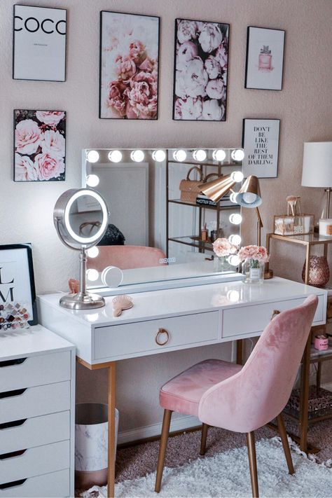 Hollywood Mirror Desk Ideas, Make Up Mirror Ideas Vanity Area, Desk Vanity Mirror, Makeup Vanity Set Up, Make Up Vanity Set Up, Teen Vanity Ideas, Girls Vanity Ideas, Old Hollywood Bedroom Ideas, Vanity Ideas Bedroom Modern