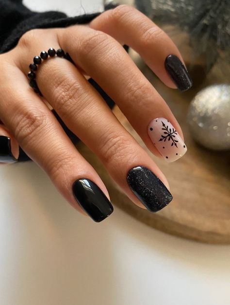 Captivating Black Christmas Nails 2023 Ideas for Festive Beauty | Anna's Expert Guide Black Xmas Nails, Black Sparkle Nails, Black Christmas Nails, Christmas Nails 2023, December Nails, Festive Nail Art, Snowflake Nails, Christmas Nails Acrylic, Sparkle Nails