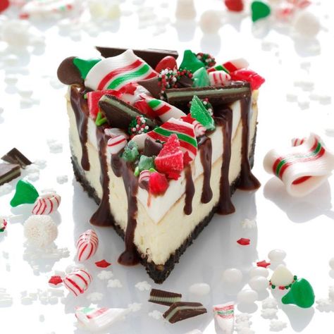 Festive New York-Style Cheesecake White Christmas Cheesecake, Christmas Strawberry Cheesecake, Holiday Cheesecake Recipes Thanksgiving, Cheesecakes For Christmas, Christmas Cheesecake Ideas, Easy Christmas Cheesecake, Cheesecake For Christmas, New York Cheesecake Recipes, Christmas Cheesecakes