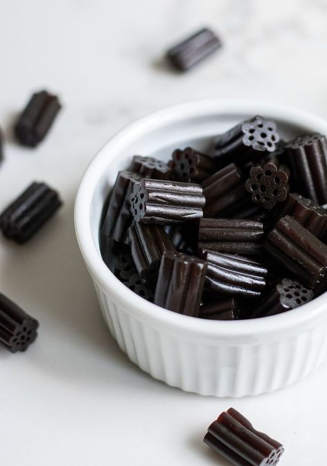 Black licorice in a small bowl. Black Licorice Aesthetic, Licorice Aesthetic, Dutch Licorice, Liquorice Recipes, Licorice Ice Cream, Bad Candy, Peppermint Rose, Licorice Candy, Ice Cream Chocolate