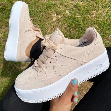 Sneakers Chocolate Bar, Sneakers Business Casual Women, Sneakers And Skirt Outfit, Jeans Outfit Sneakers, Sneakers And Skirt, Sneakers And Dress Outfit, Black Women Sneakers, Sneakers Business Casual, Zapatillas Aesthetic