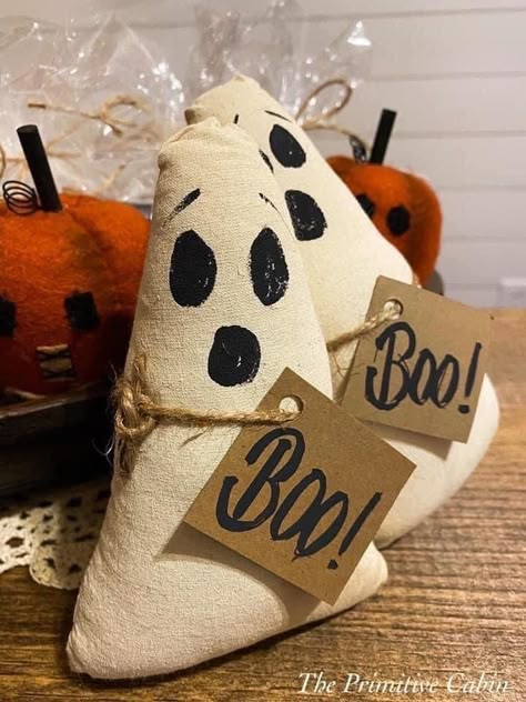 Prim Fall Decor, Fall Fabric Crafts, Primitive Ghost, Primitive Fall Crafts, Primitive Halloween Decor, Fall Crafts For Adults, Fall Sewing Projects, Fall Pumpkin Crafts, Casa Halloween