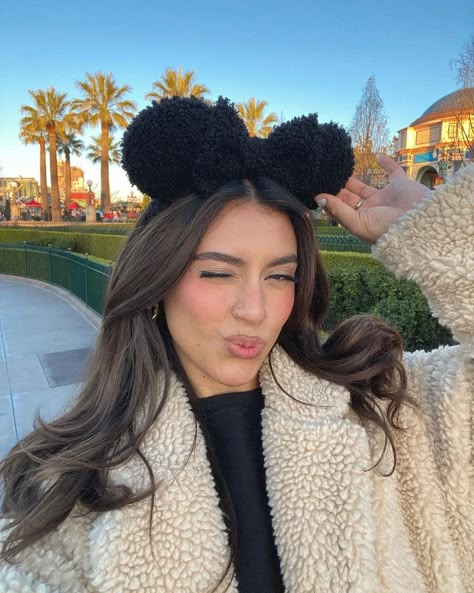 Christmas Theme Park Outfit, Disneyland Outfits December, Disneyland In January, Disneyland Outfits Aesthetic, Outfits Aesthetic Skirt, Disney Winter Outfits, Disneyland Outfit Winter, Disneyland Fits, Disneyworld Outfits