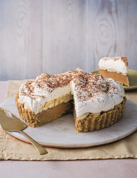 Banoffee Pie by Mary Berry Banoffee Recipe, Mary Berry Baking, Banoffee Tart, Banoffee Pie Recipe, Impressive Dessert, Mary Berry Recipe, Dinner Party Desserts, British Desserts, Most Popular Desserts