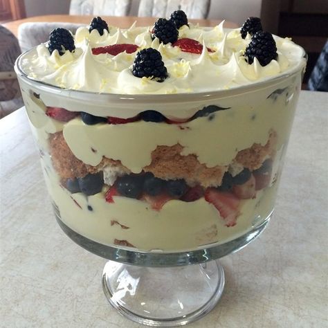 Outrageous Lemon Berry Trifle | "Very good! The lemon pudding gives this a very light lemony flavor that makes this such a light dessert. It was enjoyed by everyone." Lemon Berry Trifle, Easy Pudding, Harry Potter Parties Food, Berry Trifle, Summer Potluck, Potluck Desserts, Lime Cake, Trifle Bowl, Kids Help