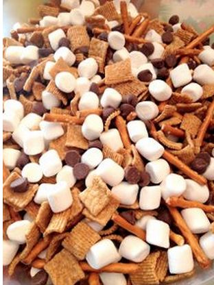 DIY Snowman Snack Mix » Traditional Recipe Snowman Snack, Preschool Snack, Winter Snack, Escape Velocity, Preschool Snacks, Birthday Treat, Snack Mix Recipes, Kids Treat, Party Snack