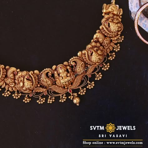 Mangalaa Devyai  Short Necklace Indian Gold Necklace Designs, Temple Jewelry Necklace, Long Haram, Antique Necklaces Design, Choker Necklace Designs, Purse Tutorial, Gold Necklace Indian, Temple Jewelry, Gold Jewelry Simple Necklace