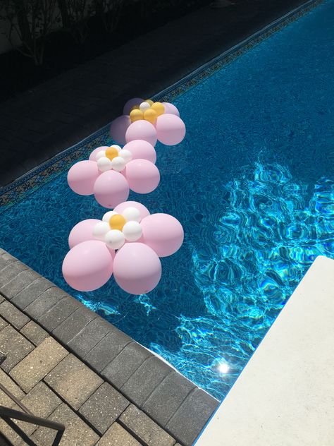 Pool Party Flower Decorations, Flowers In Pool Aesthetic, Pink Pool Decorations, Helium Balloons In Pool, Pool Bridal Shower Decor, Pool With Balloons, Flower Pool Party, Baby Shower Pool Decorations, Balloons In Pool Decor