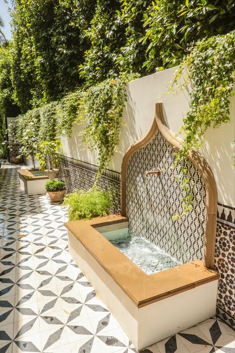 Moroccan Courtyard Ideas, Mushola Outdoor, Moroccan Garden Ideas, Art Deco Outdoor, Spanish Fountain, Moroccan Garden, Water Fountain Design, Fountains Backyard, Fountain Design