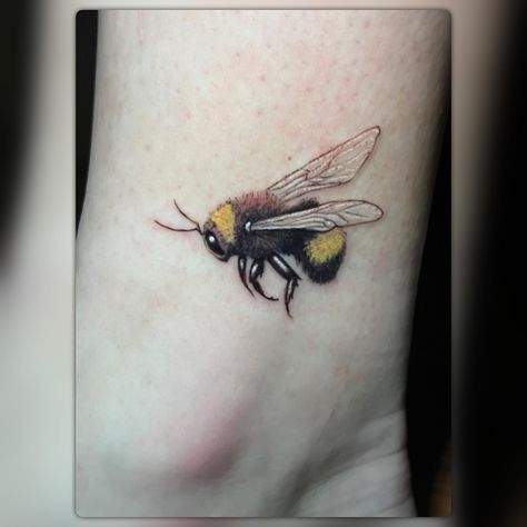 Did you know that a single bee produces about a tablespoon of honey in their life? Leah did this cute little bee! Do you want a bee tattoo? #tattoo #tattooartist #besttattoos #tattoolovers #utahtattoo #utahtattooartist #tattoosnob #tattoolife #tattooengergy #cooltattoos #skindeep #tattooculture #tattooart #tattooistartmag #prophetsandpoets #the_inkmasters #superb_tattoos #tattoolifegallery #tattoolifemagazine #skindeepmagazine #inkedmag #thebesttattooartists #tattooculturemagazine #skinartmag A Bee Tattoo, H Tattoo, Bee Tattoo, Tattoo Tattoo, Life Magazine, Life Tattoos, Cool Tattoos, Tattoo Artists, Art Tattoo