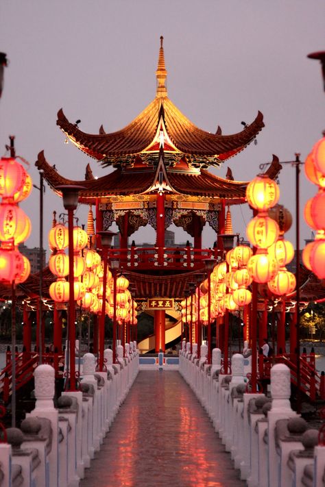 Lotus Lake Pagoda in Kaohsiung. One of my favorite places in Taiwan Taiwan Architecture, Chinese Place, Taiwan Image, Lotus Lake, Kaohsiung Taiwan, Kenting, Magic Places, 13 March, Asian Architecture