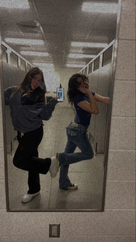 Mirror picture with a friend Cute Mirror Pics With Friend, Friend Mirror Poses, 2 People Picture Ideas, 2 Person Mirror Selfie, Mirror Selfie Poses 2 People, Mirror Pic Poses With Friends, Mirror Selfie Poses With Friends, Best Friend Mirror Pics, Mirror Pics With Bestie