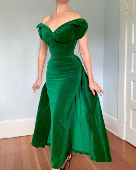 Good morning! Remembering this utterly spectacular 1940s luscious green cotton velvet evening gown that sold a while back. What a beauty…… | Instagram Hollywood Glam Dress, 50s Dress Pattern, 1940s Evening Dresses, Velvet Evening Gown, Vintage Evening Gowns, Glam Dress, Evelyn Hugo, 1930s Dress, Party Fits