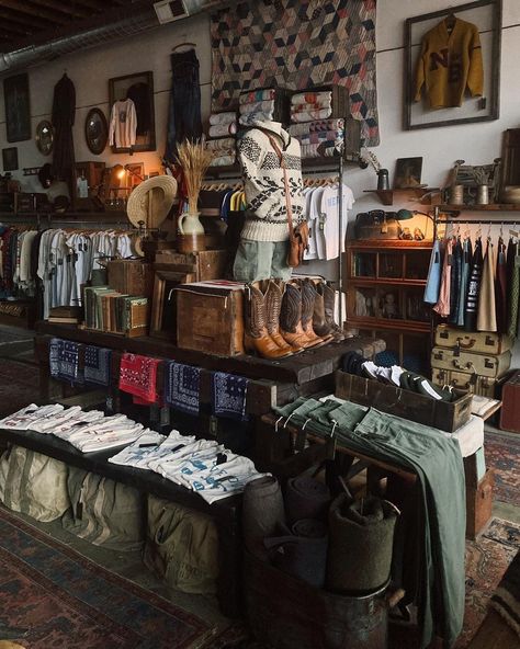 Vintage Store Layout, Vintage Store Ideas, Vintage Market Booth, Gear Closet, Vintage Store Displays, Vintage Clothing Store, Visual Merchandising Displays, Western Shop, Retail Inspiration