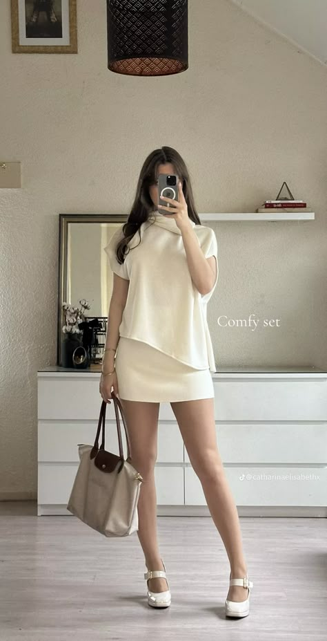 Semi Formal Old Money Outfits, Cider Dress Outfit, Elegant Retro Outfits, Dress Cuts Types Of, How Pinterest Sees Me Outfit, Diplomatic Outfit Women, Outfits Elegantes Aesthetic, Basic Elegant Outfits, Clean Look Outfit Minimal Classic