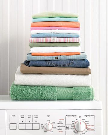 Tips for Laundry Washing White Clothes, Laundry Essentials, Farmhouse Side Table, Doing Laundry, Laundry Hacks, Diy Cleaning Products, Clean Laundry, Cleaning Organizing, Stain Remover