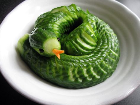 Cucumber Snake, Snake Recipe, Spooky Dinner, Party Snack Food, Fruit Displays, Halloween Appetizers, Cucumber Recipes, Artisan Food, Party Foods