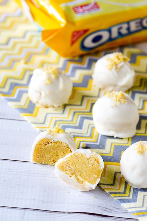 Lemon Oreo Truffles, Lemon Oreos, Lemon Oreo, Super Easy Dessert, Oreo Torte, Oreo Balls Recipe, Nutella Muffin, Oreo Cake Pops, Truffle Recipes