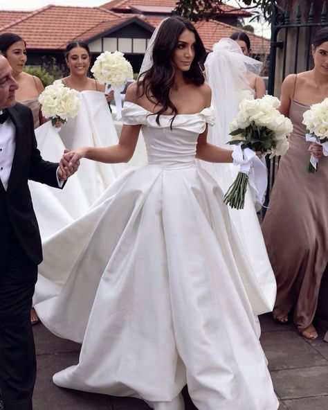 Steven Khalil Wedding Dress, Different Wedding Dress Styles, Minimalist Glam, Plain Wedding Dress, Barcelona Wedding, Off Shoulder Wedding Dress, Dress 2022, Dream Wedding Ideas Dresses, Future Mrs