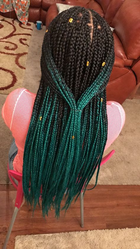 Ombré box braids Turquoise Box Braids, African Braids Color, Black And Teal Box Braids, Ombre Color Braids, Box Braids Hairstyles Color, Box Braids Ombre, Teal Knotless Braids, Teal Box Braids, Teal Braids Black Women