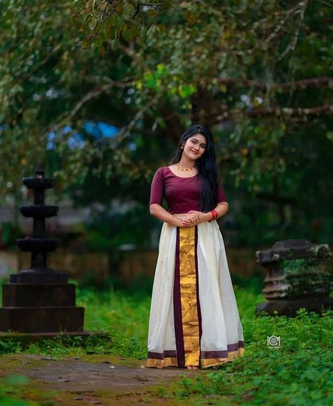 Set Mundu Blouse Design, Saree And Contrast Blouse, Kerala Style Skirt And Top, Onam Outfits Ideas, Kerala Girl, Kerala Beauty, Traditional Poses, Kerala Trip, Long Skirt Top Designs