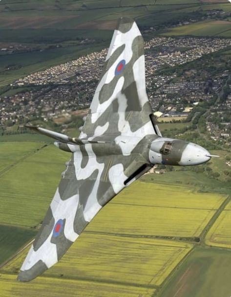 British Air Force Avro Vulcan. Avro Vulcan, British Aircraft, Military Jets, Jet Aircraft, Jet Plane, Vintage Aircraft, Aviation Art, Royal Air Force, Fighter Planes