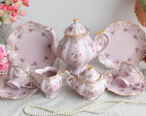 Victorian Tea Sets, Pink Tea Set, Tea Set Vintage, Vintage Tea Time, Pink Tea Cups, Vintage Tea Set, Pink Cover, Gold Decorations, Pink Porcelain