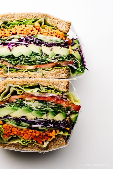 The ultimate veggie sandwich -- loaded with vegetables, and so colorful! Veggie Sandwich Recipes, Whole Food Vegan, Carrots Recipe, Veggie Sandwich, Food Vegan, Vegan Sandwich, God Mat, Think Food, Red Onions