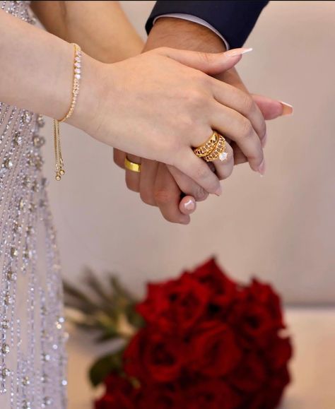 Engagement Packing Ideas For Bride, Engagement Party Photo Ideas, Engagement Captions, Wedding Preparation Photos, Engagement Hand, خواتم خطوبة, Couple Ring Design, Flower Background Iphone, Bride Dress Simple