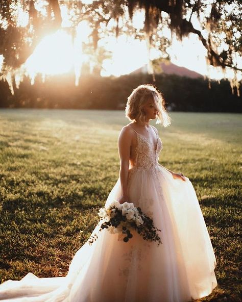 Style Me Pretty on Instagram: “Today’s editorial is extra special, as we’re sharing the story of a couple who decided on an intimate, last minute ceremony after their…” Emily Taylor, Barn Wedding Photos, Wedding Picture Poses, Wedding Photography Styles, Sunset Wedding, Wedding Photos Poses, Wedding Photography Poses, Wedding Photo Inspiration, Wedding Pics